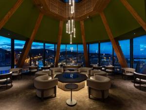 小樽市にある小樽グランベルホテルのテーブルと椅子と窓のある部屋