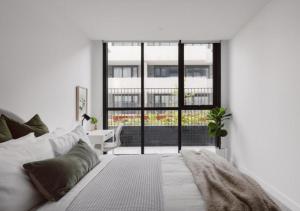 Postel nebo postele na pokoji v ubytování Urban Clayton South Apartment