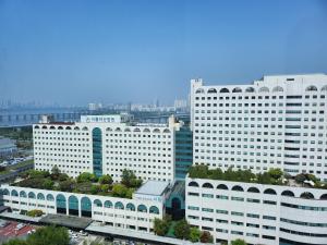 a view of two large buildings in a city at 잠실Cozy BnB 가족친구여행 감성숙소 역세권 선착순 무료주차 #롯데타워 #KSPO #석촌호수 #서울아산병원 in Seoul