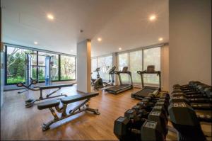 un gimnasio con varias cintas de correr y máquinas elípticas en Cozy The Title Residencies, en Nai Yang Beach