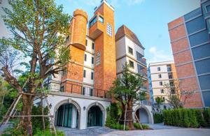 un edificio alto con una torre encima en Cozy The Title Residencies, en Nai Yang Beach