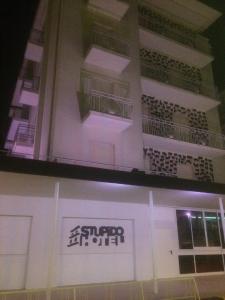 um edifício com um sinal na lateral em Stupido Hotel Rimini em Rimini