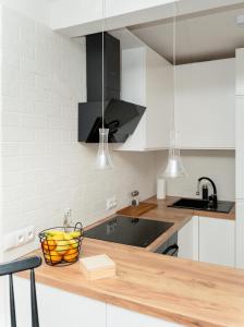 Η κουζίνα ή μικρή κουζίνα στο Krynica Apartamenty - Apartament typu studio Źródlana +8 φωτογραφίες