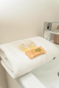 Ένα ή περισσότερα κρεβάτια σε δωμάτιο στο Krynica Apartamenty - Apartament typu studio Źródlana