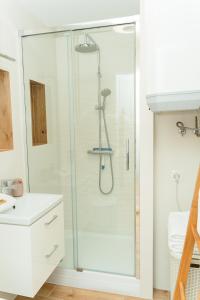 Ένα μπάνιο στο Krynica Apartamenty - Apartament typu studio Źródlana