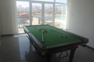 una mesa de billar verde en una habitación con ventana en Huaxiangli, 