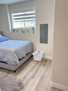 Una cama o camas en una habitación de Cozy Suite in Prince George