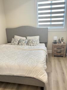 Una cama o camas en una habitación de Cozy Suite in Prince George 25 fotos más