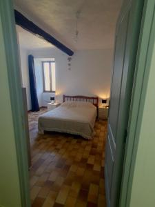 A bed or beds in a room at Gîte Fonfroide, Drome Provençale