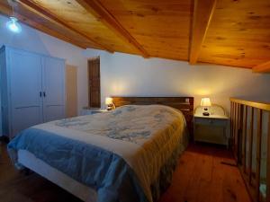 A bed or beds in a room at Gîte Fonfroide, Drome Provençale