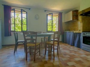 A kitchen or kitchenette at Gîte Fonfroide, Drome Provençale