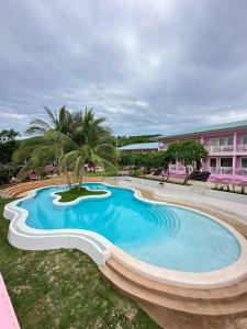 Swimming pool sa o malapit sa บ้านพวงชมพูเกาะล้าน