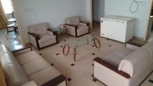 Posezení v ubytování 3 Bed Independent First Floor