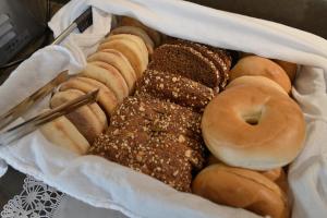 una cesta llena de diferentes tipos de donuts en The Madison Inn en Spokane