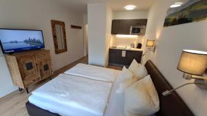 a small room with a bed and a television at Apartment Gastein 3 in Bad Gastein