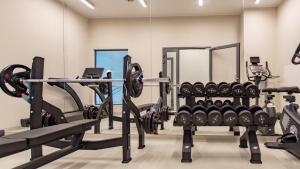un gimnasio con varias filas de máquinas para correr en VacationClub - Let's Sea Baltic Park Apartament F96, en Gąski