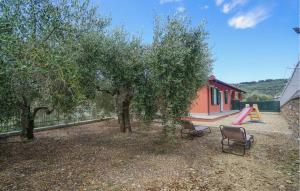 Κήπος έξω από το 3 Bedroom Cozy Home In Imperia
