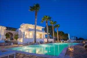 Villa con piscina por la noche en Villas Agia Irini Cove, en Agia Irini Paros
