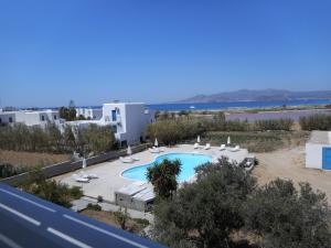 uitzicht op een zwembad in een resort bij Nikoletta Studios in Agios Prokopios