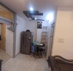Habitación pequeña con mesa y nevera. en Pearl city retreat, en Hyderabad