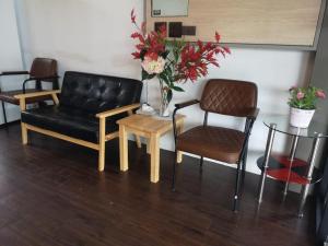 Posezení v ubytování Capital O 75406 Hotel M Rojana