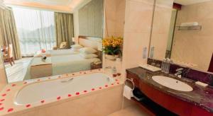 Postel nebo postele na pokoji v ubytování New Century Resort Wenzhou Golden Coast + 229 fotografií