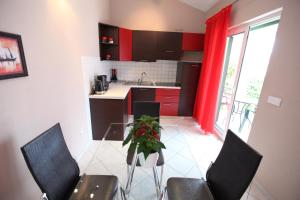 Kuchyňa alebo kuchynka v ubytovaní Apartments Salona