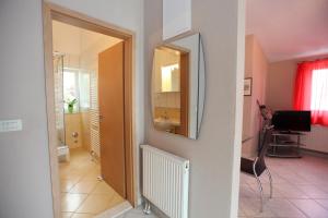 Televízia a/alebo spoločenská miestnosť v ubytovaní Apartments Salona