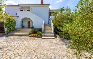 Κήπος έξω από το 1 Bedroom Nice Apartment In Malinska