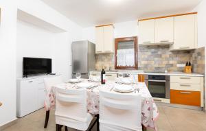 Kuchyň nebo kuchyňský kout v ubytování 3 Bedroom Lovely Apartment In Malinska