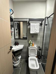 Koupelna v ubytování Roly Studio Apartment Near Jkia & Sgr with Swimming pool & Gym