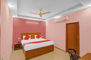 Ένα ή περισσότερα κρεβάτια σε δωμάτιο στο Hotel O VIVAAN RESIDENCY
