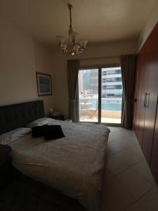 Schlafzimmer mit einem Bett und einem großen Fenster mit Aussicht in der Unterkunft Marina Diamond in Dubai + 19 Fotos