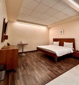 Postel nebo postele na pokoji v ubytování Oasis Inn