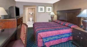 une chambre d'hôtel avec un lit et une télévision à écran plat dans l'établissement Knights Inn - Forest Hill, TX, à Forest Hill 42 autres photos