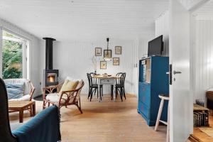 un salon avec une table et un meuble bleu dans l'établissement 1023-Stege-Kaerhogevej-34, à Stege 17 autres photos