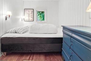 - une chambre avec un lit et une commode bleue dans l'établissement 1023-Stege-Kaerhogevej-34, à Stege