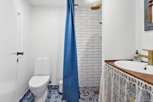 une salle de bains avec toilettes et lavabo dans l'établissement 1023-Stege-Kaerhogevej-34, à Stege