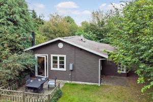 une petite maison avec une table de pique-nique dans la cour dans l'établissement 1023-Stege-Kaerhogevej-34, à Stege