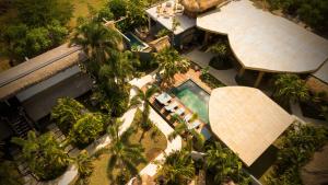 吉利阿尔Villa Tokay - Luxury Private Villas的享有游泳池和棕榈树的上方景色 更多37张照片