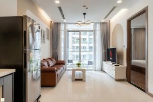 Una sala de estar con un sofá y un refrigerador. en Vinhomes Landmark Plus Royale Residence, en Ho Chi Minh 136 fotos más