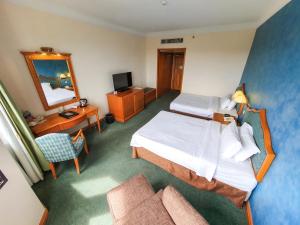 a hotel room with a bed and a mirror at Parkview Hotel in Kampong Jerudong