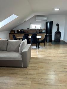 ミコワイキにあるApartament Sadyのソファとテーブルのあるリビングルーム