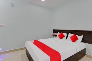 Hotel O Karanji Comforts客房内的一张或多张床位