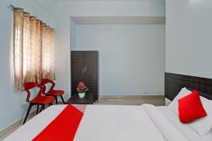 Hotel O Karanji Comforts客房内的一张或多张床位