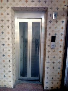 Una puerta de cristal con estrellas en una pared. en Mayank Residency, en Dehradun