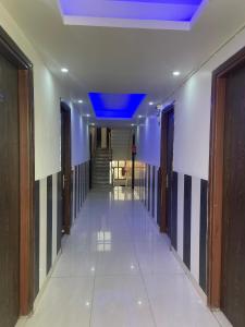 un pasillo con techo azul en un edificio en Mayank Residency, en Dehradun 2 fotos más