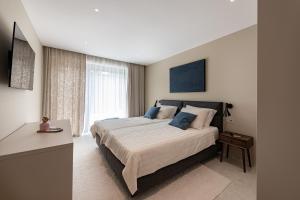 Un dormitorio con una cama grande y una ventana. en Villa Castanea, en Heki 40 fotos más