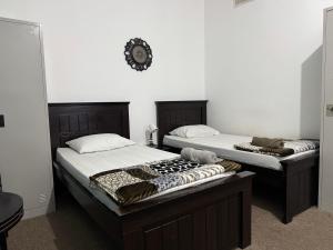 Postel nebo postele na pokoji v ubytování Twin Room - Shared Bathroom, No Parking