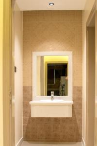 a bathroom with a sink and a mirror at ﺳﹻﻠﹿﺲ ﻟﻠﺸﻘﻖ اﻟﻤﺨﺪومة - الروابي in Riyadh +56 photos
